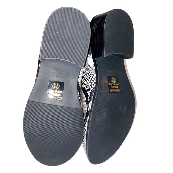 CITY CLASSIFIED Chelsea Snake Embossed Print Black & White Booties Size 7.5 - Picture 9 of 10